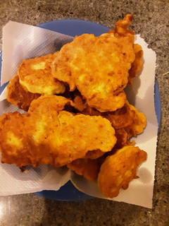 Una foto de Tortillitas con cebollita de hojas y queso Paraguay