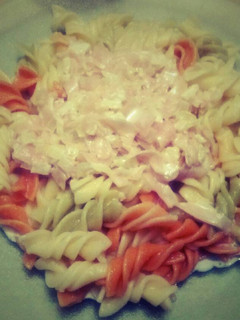 Una foto de Fideos tricolor con crema