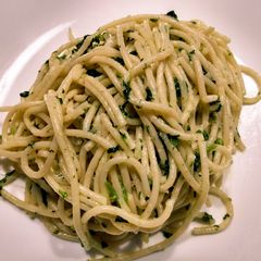 A picture of Spaghetti with spinach and garlic.