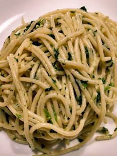 A picture of Spaghetti with spinach and garlic.