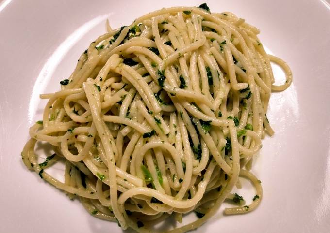 Steps to Make Traditional Spaghetti with spinach and garlic for Lunch Recipe