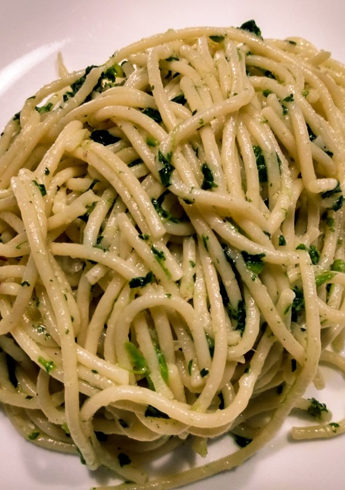A picture of Spaghetti with spinach and garlic.