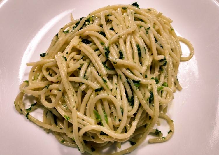 Spaghetti with spinach and garlic