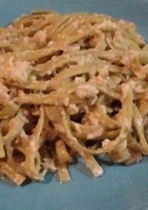 Una foto de Tallarines a la crema de pollo