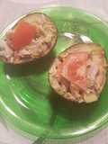 Aguacates rellenos de ensalada atún de dieta