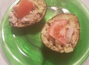 Foto principal de Aguacates rellenos de ensalada atún de dieta