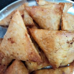 A picture of Chicken samosa.