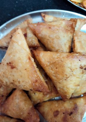 A picture of Chicken samosa.
