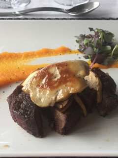 Una foto de Solomillo con foie y puré de calabaza 🎃