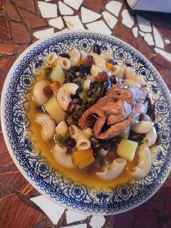 Una foto de Porotos negros con cochayuyo