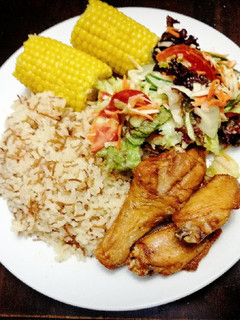 Una foto de Arroz con Palitos, Pollo Frito, Mazorcas y Ensalada Honey Mustard