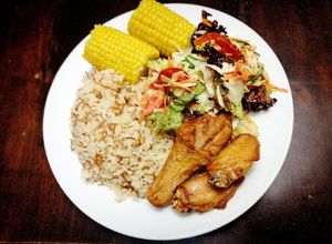 Una foto de Arroz con Palitos, Pollo Frito, Mazorcas y Ensalada Honey Mustard