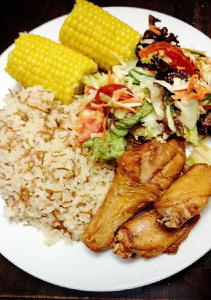Una foto de Arroz con Palitos, Pollo Frito, Mazorcas y Ensalada Honey Mustard