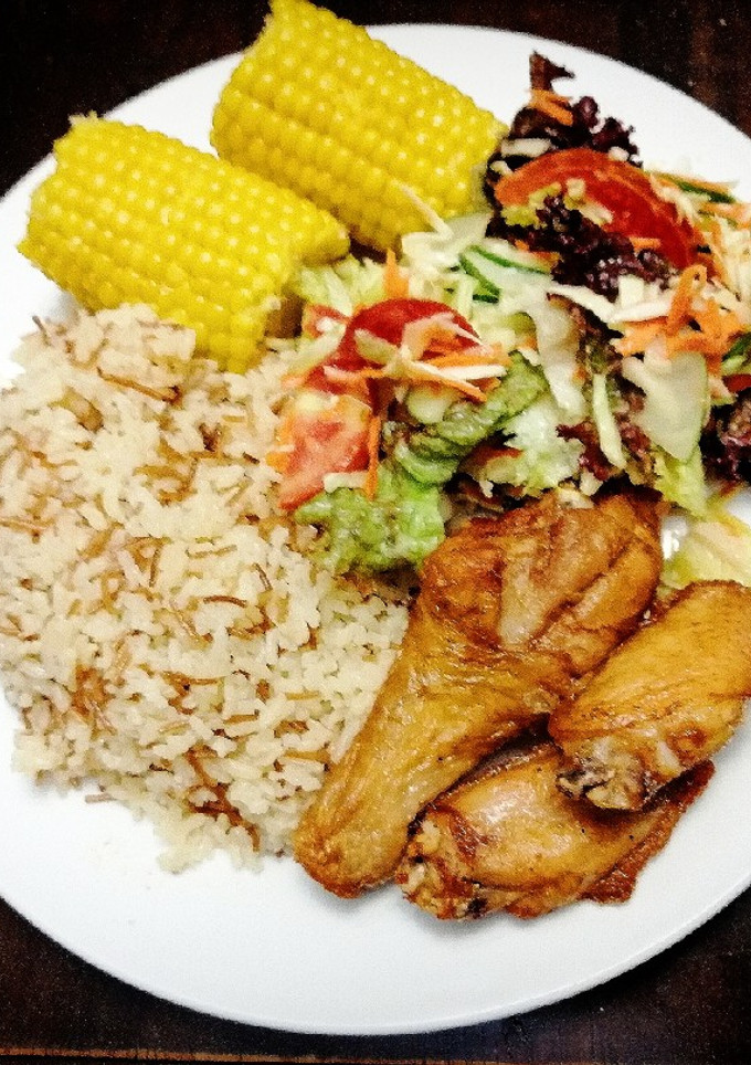 Una foto de Arroz con Palitos, Pollo Frito, Mazorcas y Ensalada Honey Mustard
