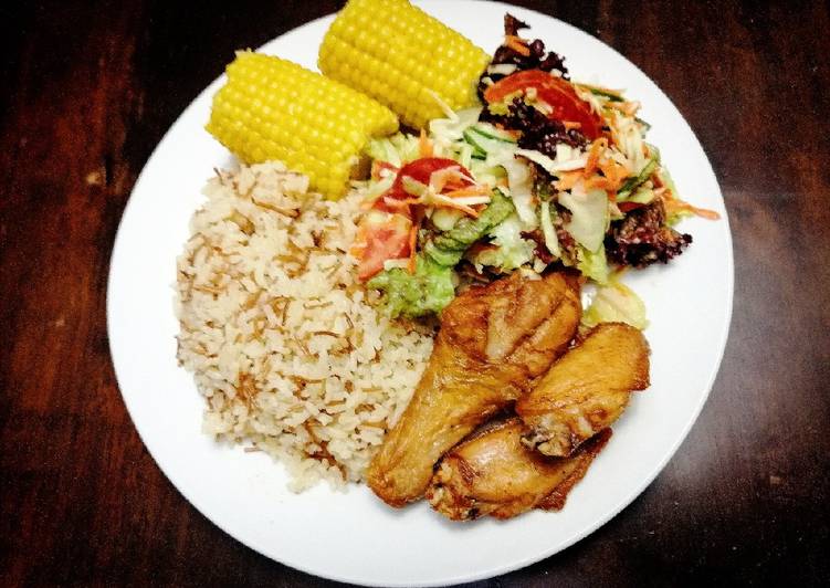 Arroz con Palitos, Pollo Frito, Mazorcas y Ensalada Honey Mustard