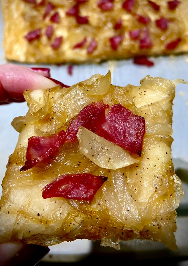 Una foto de Coca de cebolla con bacon!