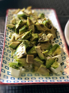 Una foto de Ensalada de aguacate y feta