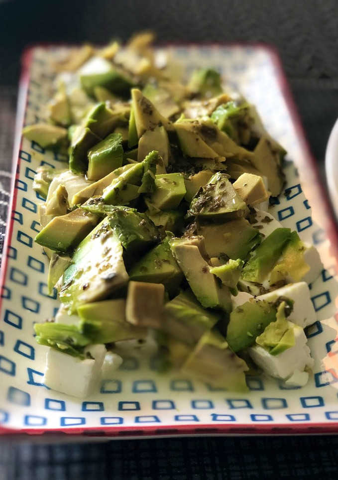 Una foto de Ensalada de aguacate y feta