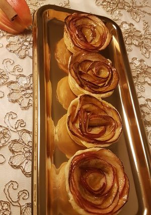 Une photo de Mini tartelettes aux pommes a la crème pâtissière