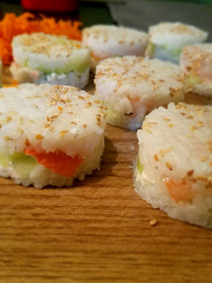 Una foto de Mini pastelitos de sushi 😍🍱