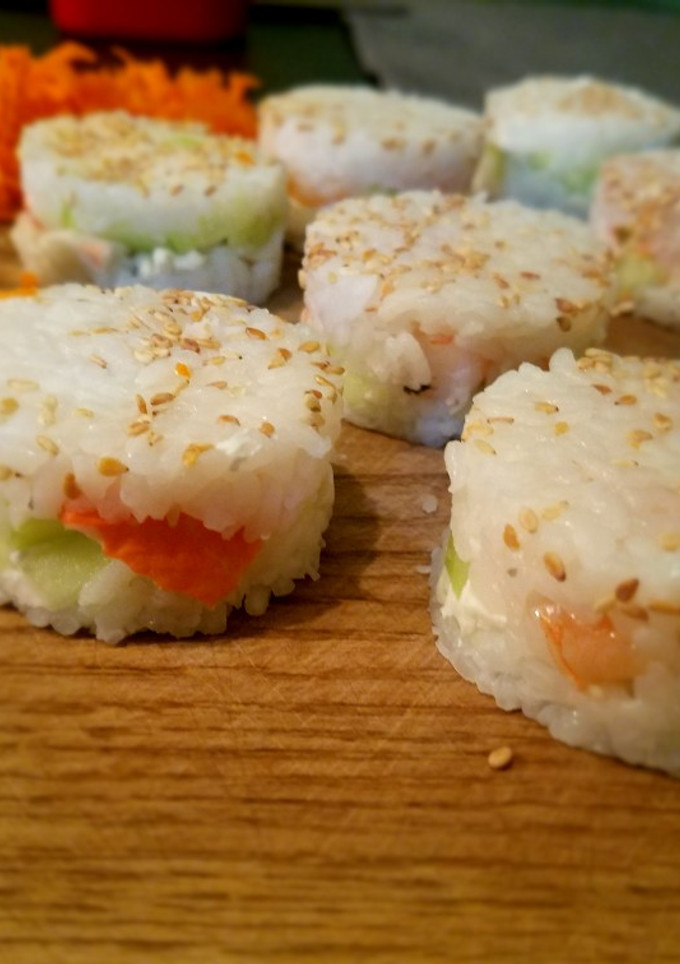 Una foto de Mini pastelitos de sushi 😍🍱