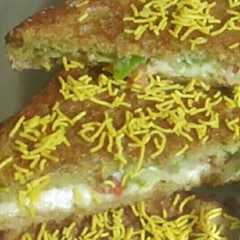 મુંબઈ મસાલા ટોસ્ટ સેન્ડવીચ (Mumbai Masala Toast Sandwich Recipe In Gujarati) রেসিপির প্রধান ছবি