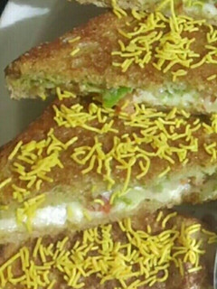 મુંબઈ મસાલા ટોસ્ટ સેન્ડવીચ (Mumbai Masala Toast Sandwich Recipe In Gujarati) રેસીપી મુખ્ય ફોટો