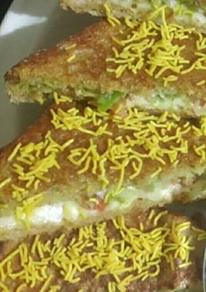 મુંબઈ મસાલા ટોસ્ટ સેન્ડવીચ (Mumbai Masala Toast Sandwich Recipe In Gujarati) રેસીપી મુખ્ય ફોટો