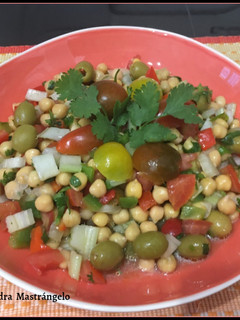 Una foto de Ensalada de garbanzos veraniego