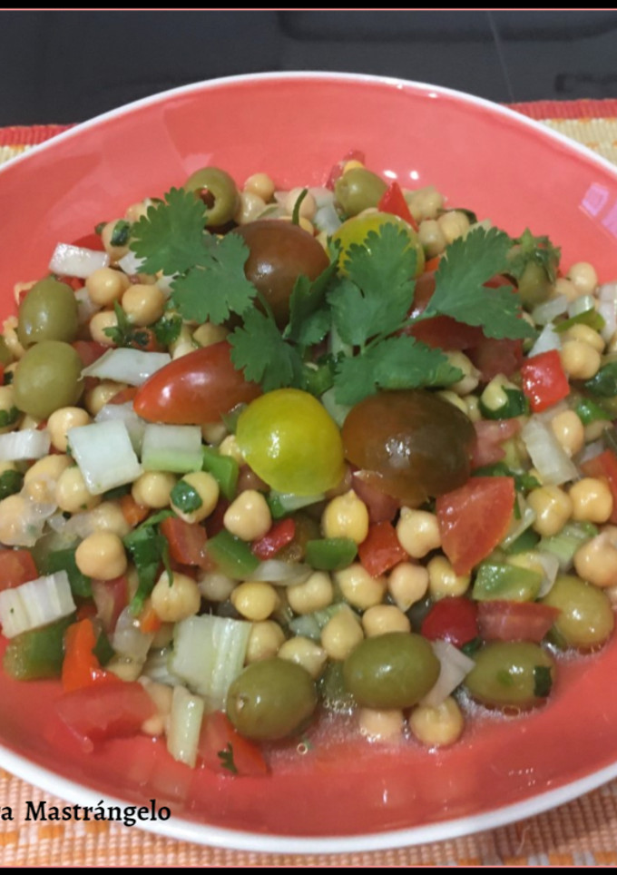 Una foto de Ensalada  de garbanzos veraniego