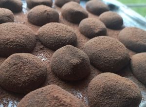 Una foto de Brigadeiros de Chocolate! Fáciles y Rápidos