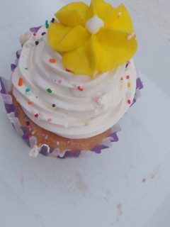 Una foto de 😍Cupcake relleno con dulce de leche y Crema Chantilly 😋