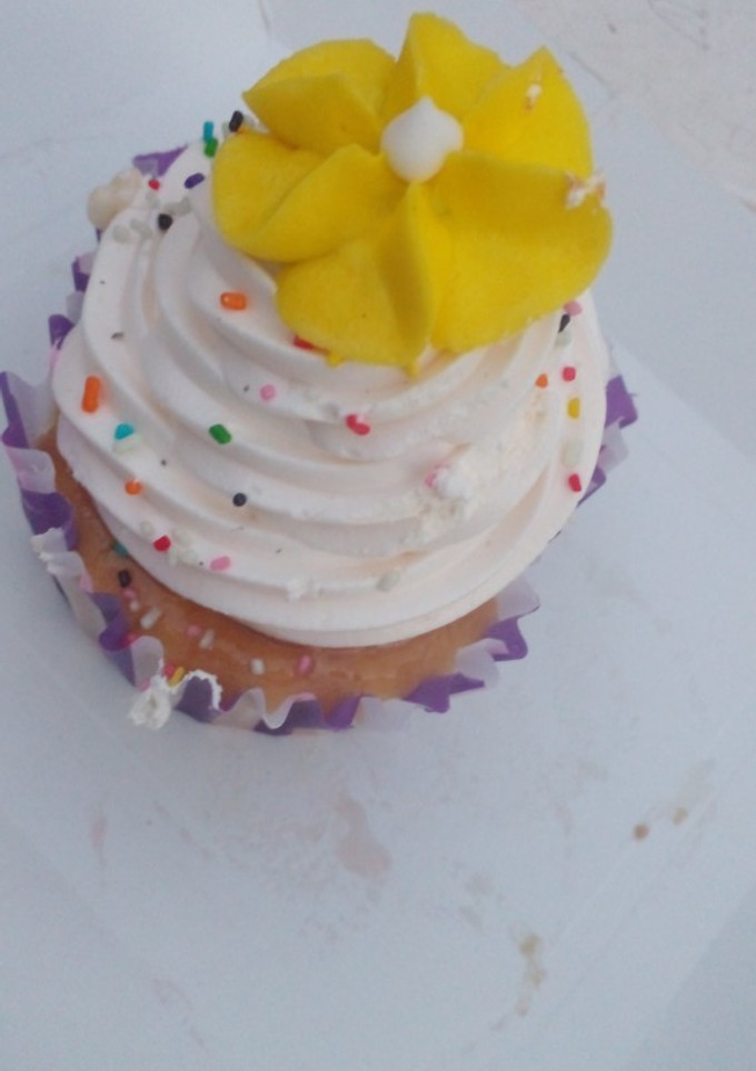 Una foto de 😍Cupcake relleno con dulce de leche y Crema Chantilly 😋