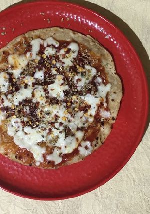 રોટલી પીઝા(rotli pizza recipe in Gujarati) રેસીપી મુખ્ય ફોટો