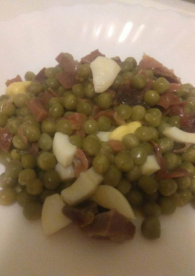 Una foto de Guisantes con jamón y huevo duro