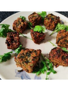 कोथिंबीर वडी (kothimbir wadi recipe in marathi) रेसिपी चे मुख्य फोटो