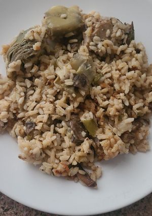 Una foto de Arroz con conejo y alcachofas