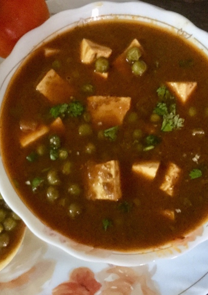 A picture of Mutter-Paneer Curry.