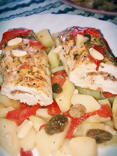 Una foto de Solomillo de pavo y jamón con patatas, pasas y piñones (horno)