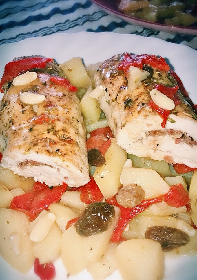 Una foto de Solomillo de pavo y jamón con patatas, pasas y piñones (horno)