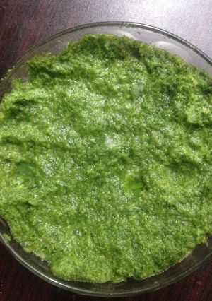 A picture of Dhaniya podina Ki chutney.
