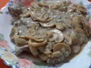 Una foto de escalope con champiñones