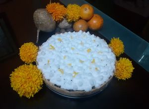 Una foto de Pie de chocolate con merengue suizo y salsa de mandarina