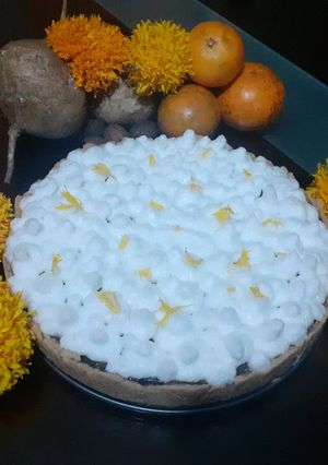 Una foto de Pie de chocolate con merengue suizo y salsa de mandarina