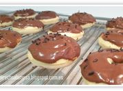 Una foto de donut de chocolate glaseados