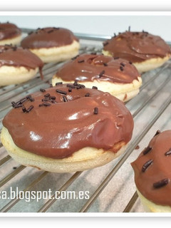 Una foto de Donuts al horno con glaseado de chocolate