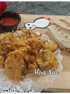 A picture of CRISPY Vegetable PAKORAY With Roti.