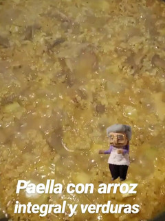 Una foto de Paella con arroz integral y verduras🥘
