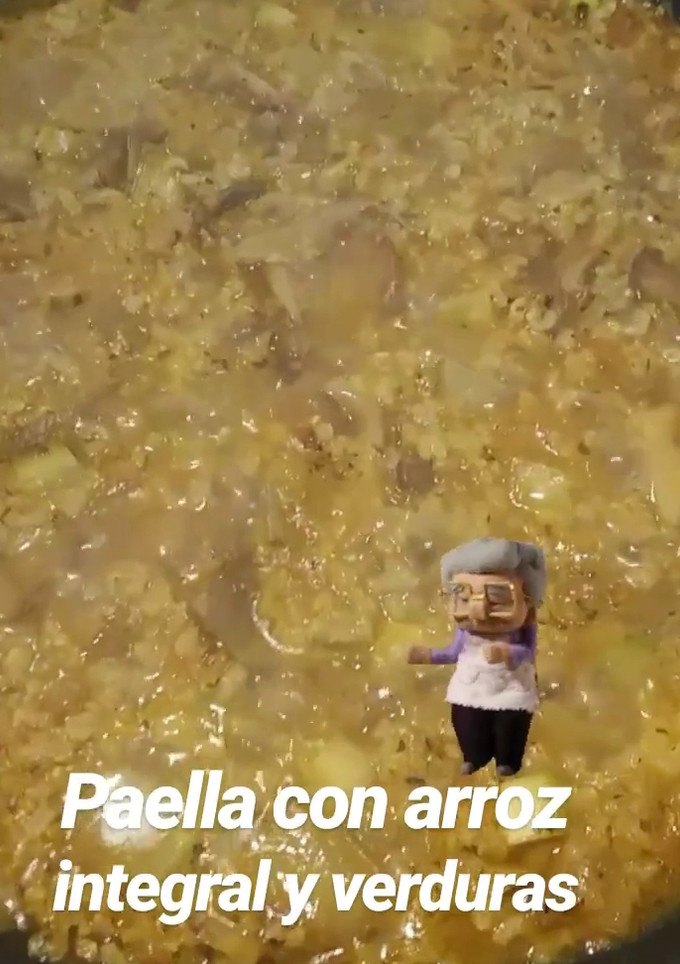 Una foto de Paella con arroz integral y verduras🥘