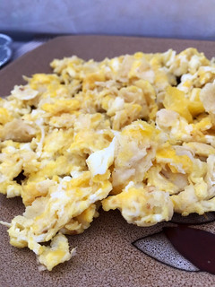 Una foto de Migas con huevo